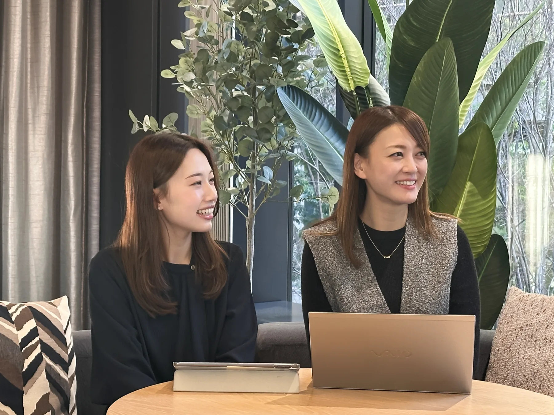 コーポレートカルチャー室 ブランドコミュニケーションチーム 帯向 恵理香 様・工藤 詠梨伽 様